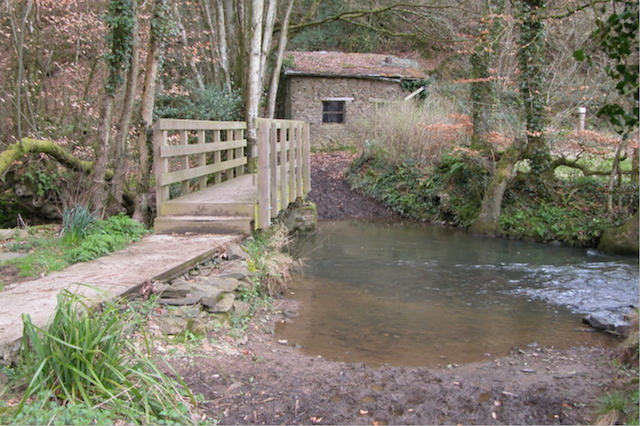 Hollocom beWater/>
(https://www.geograph.org.uk/photo/146018 by Philip Halling) and feeds the River Taw.</p>
			</div>
			
		</div>
		<div class=